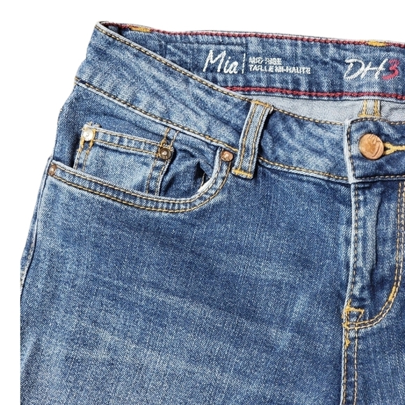 Mia | Women's Mid Rise Light Wash Denim Jean Shorts - Picture 2 of 7